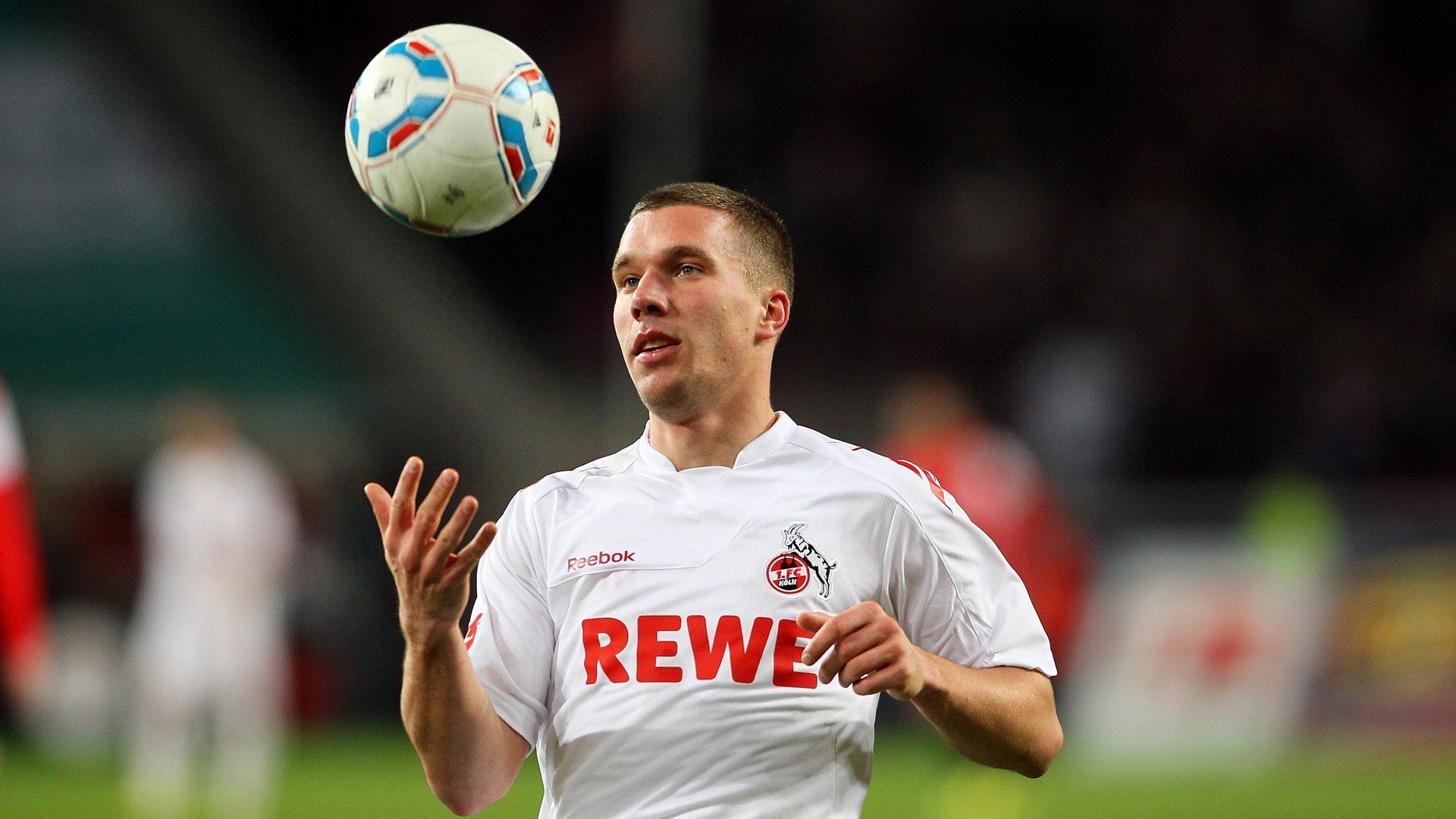 _灯光秀点亮运动场：节日体育盛典精彩纷呈_，体育馆灯光秀