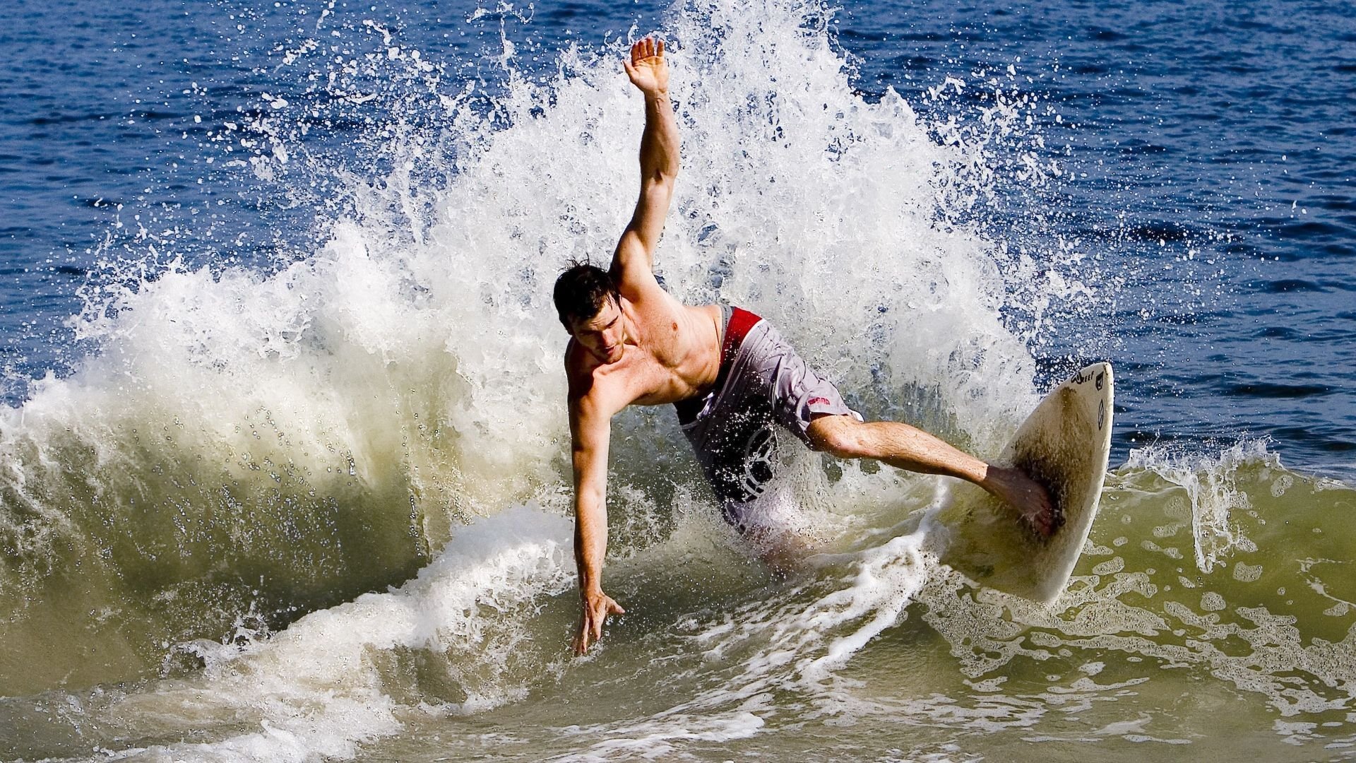 美国骑手马库斯·奥尔洛布在巴黎奥运会上与“Jane”马匹共同参赛，尽管因马匹受伤被迫退出，但展现了坚强意志。